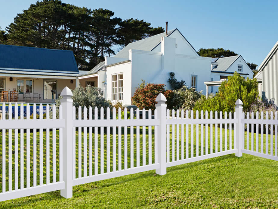 Ares style residential vinyl fencing in the Pensacola, Florida area.