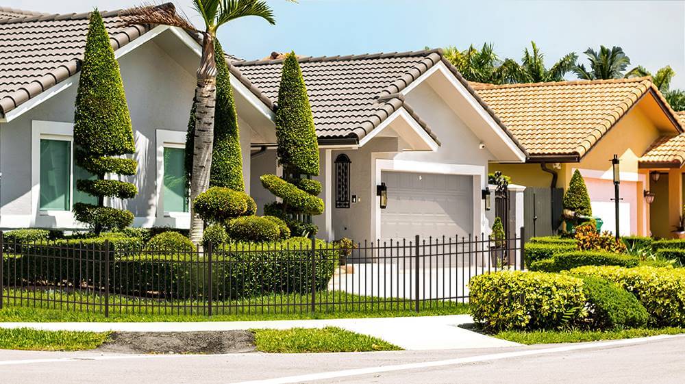 Corinth style residential aluminum fencing in the Pensacola, Florida area.